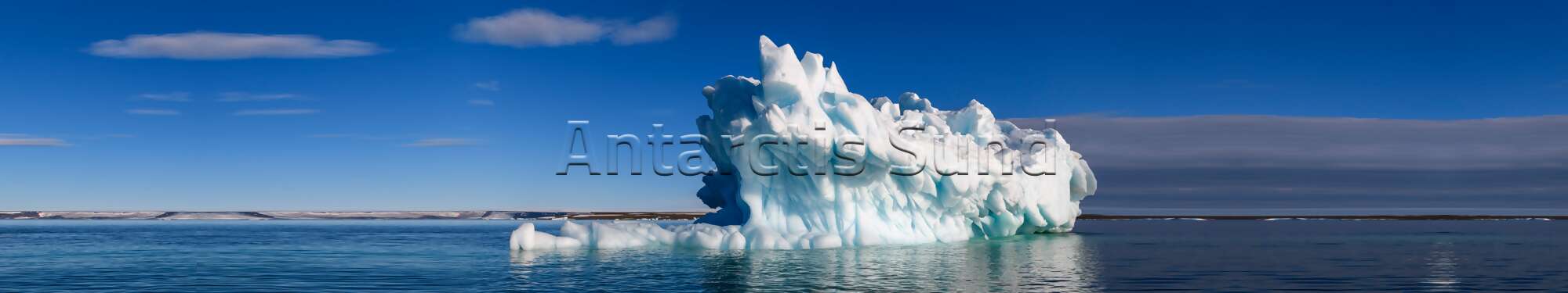 Schöner Eisberg im Arktischen Meer an einem sonnigen Tag