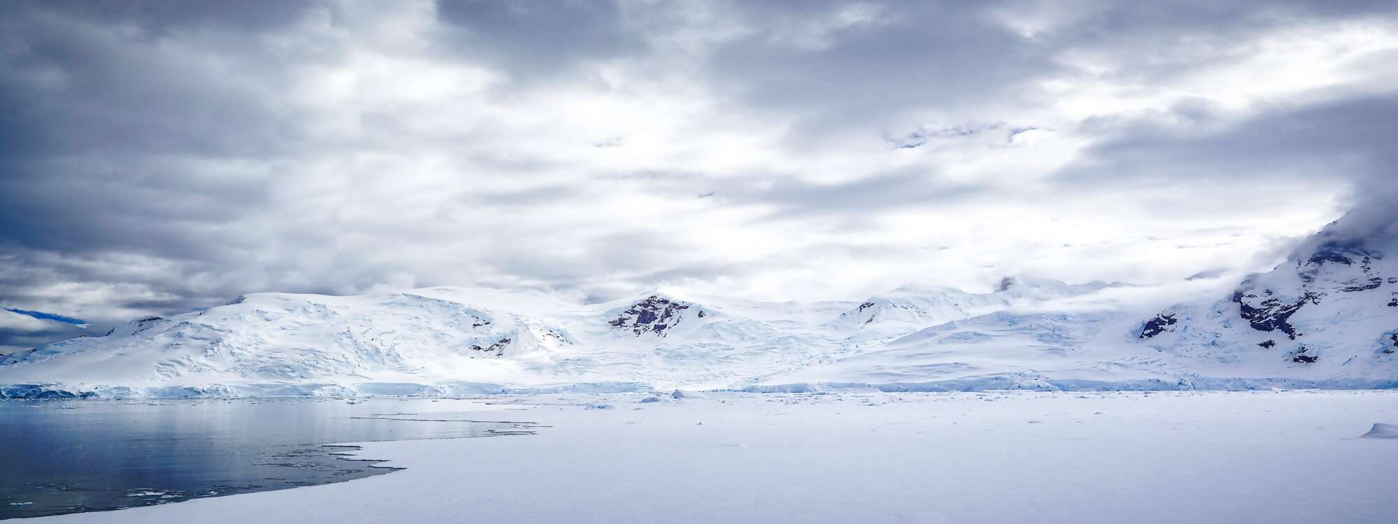 Ein bewölkter Morgen in Charlotte Bay in der Antarktis, geparkt auf festem Eis
