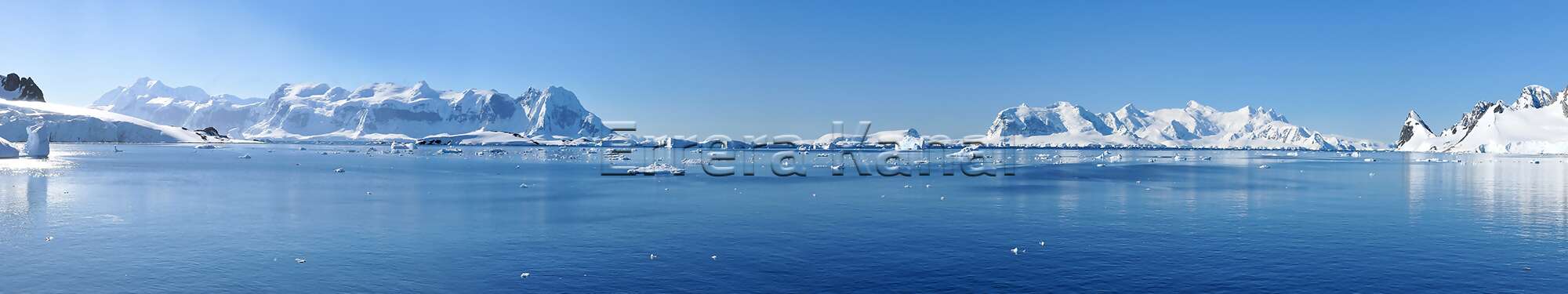 Ein Panorama des Errera-Kanals - auf der linken Seite die Insel Anvers und auf der rechten Seite die Halbinsel Arctowski in der Region Antarktis