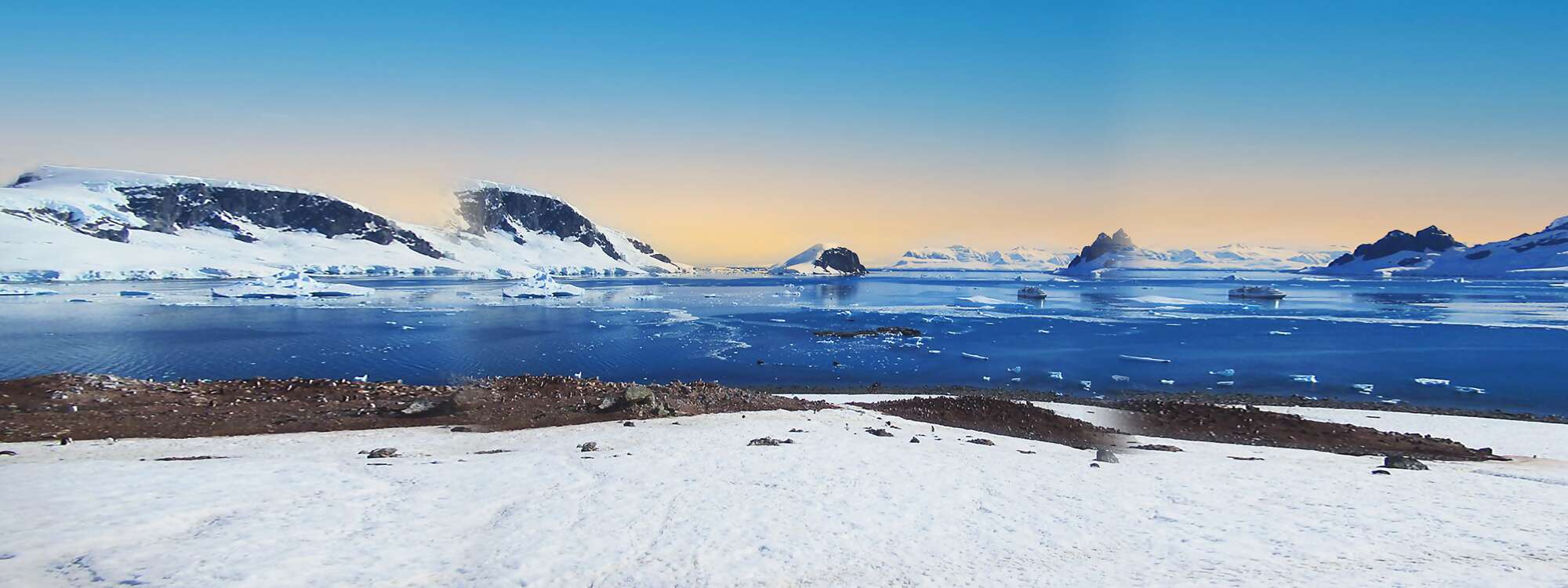 
Der Errera-Kanal erstreckt sich von Danco Island mit Rongé Island auf der linken Seite, Cuverville Island in der Mitte und der Arctowski-Halbinsel auf dem antarktischen Festland auf der rechten Seite - in der Region Antarktis