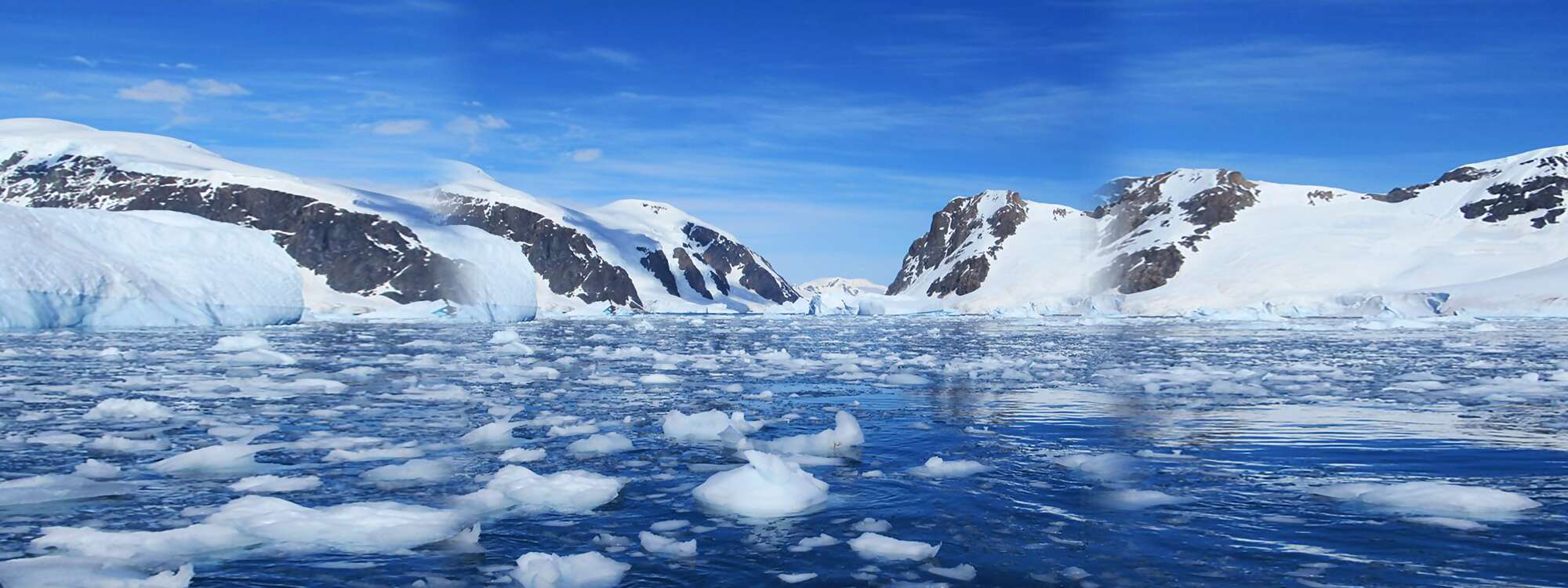 Die Passage am südlichen Ende des Errera-Kanals über Danco Island in der Antarktis hinaus ist oft durch Eis blockiert. in der Region Antarktis