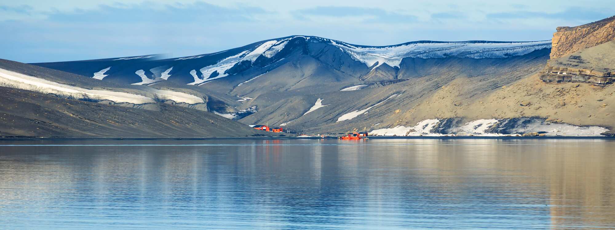 Argentinisches Basiscamp auf Deception Island - Insel der Täuschung in der Region Antarktis