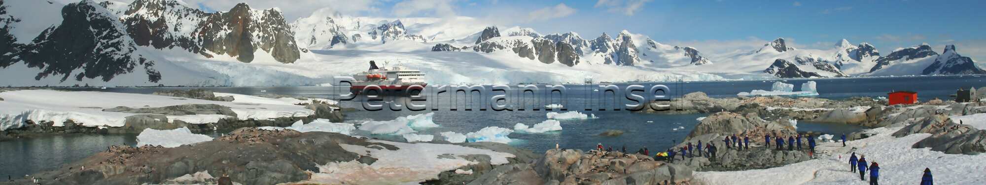 Panorama - Pinguinkolonien, Kreuzfahrtschiff & Touristen, Petermann-Insel (Vordergrund), Kiew-Halbinsel der Antarktischen Halbinsel