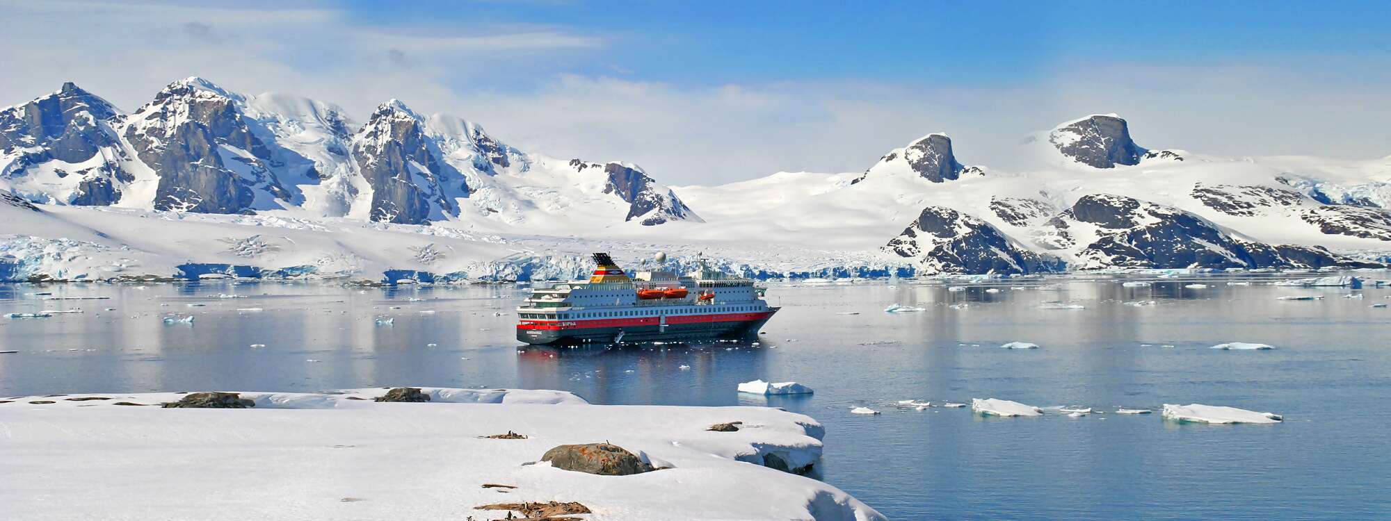 Anlandung an der Petermann-Insel (Petermann Island), eine kleine Insel vor der Antarktischen Halbinsel (gehört zur Inselgruppe Wilhelm-Archipel) in der Region Antarktis