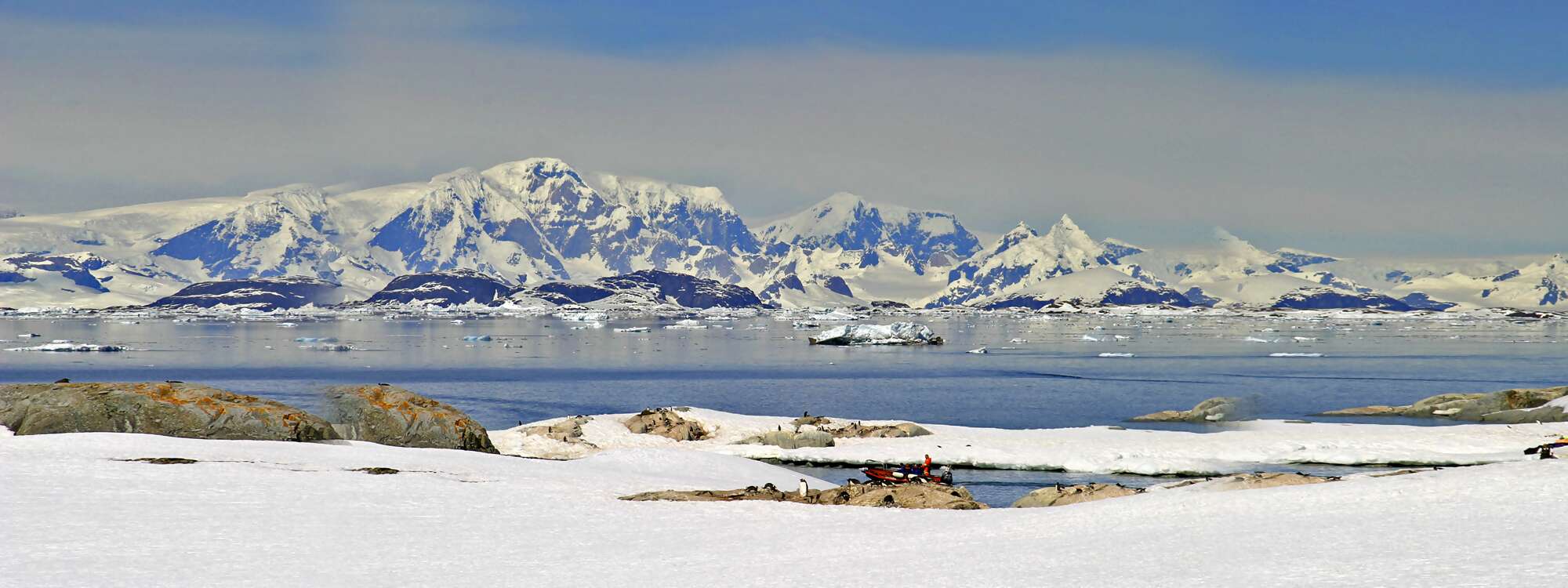 Aufnahme im Wilhelm-Archipel der Antarktischen Halbinsel, nahe der Petermann-Insel. Das Gebiet besteht aus einer Vielzahl von Inseln. in der Region Antarktis