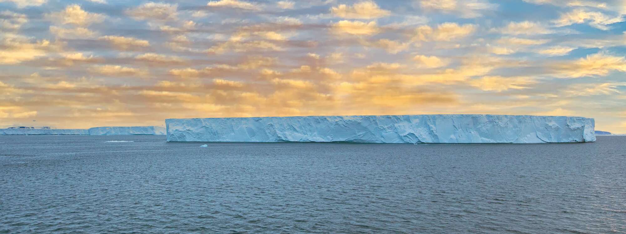 Eisberg, Bransfield Strait, zwischen den Südlichen Shetlandinseln und der Antarktischen Halbinsel in der Region Antarktis