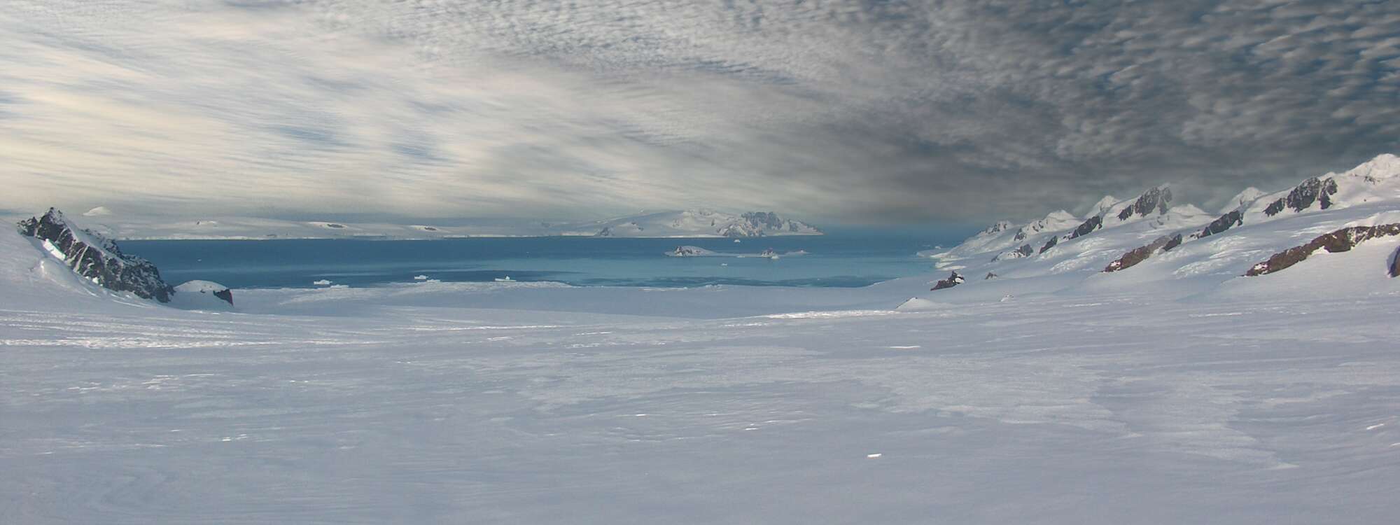 Längsansicht des Huron-Gletschers im Osten der Insel Livingston auf den Südshetlandinseln, mit McFarlane Strait, Half Moon Island und Greenwich Island im Hintergrund in der Region Antarktis