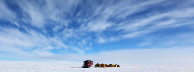 Trip Antarktis beliebtes Urlaubsziel – Antarktis - Null Bewohner, Millionen Pinguine und feste Dimensionen. Am südlichen Ende der Erde, wo die Sonne nur zwischen Frühjahr und Herbst über dem Horizont aufgeht, liegt der 7. Kontinent, die Antarktis. Riesig, bis auf ein paar Forscher unbewohnt und ohne offiziellen Besitzer. Eine Welt, die überrascht, bevor Sie sie sehen. Deshalb ist ein Besuch definitiv etwas für die Schatzkiste der Erinnerung und allein die Ausmaße dieser Destination sind eine Sache für sich. Du trittst aus deinem gemütlichen Hotelzimmer und es begrüßt dich die warme italienische Sonne. Du blickst auf den atemberaubenden Gardasee, der in zahlreichen Blautönen schimmert - von tiefem Dunkelblau bis zu funkelndem Türkis. Majestätische Berge umgeben dich, während die Brise sanft deine Haut streichelt und der Duft von blühenden Zitronenbäumen deine Nase kitzelt. Du schlenderst die malerischen, engen Gassen entlang, vorbei an farbenfrohen, blumengeschmückten Häusern. Vereinzelt unterbricht das fröhliche Lachen der Einheimischen die friedvolle Stille. Du fühlst dich wie in einem Traum, der nicht enden will. Jeder Schritt führt dich zu neuen Entdeckungen und Abenteuern. Du probierst die köstliche italienische Küche mit ihren frischen Zutaten und verführerischen Aromen. Die Sonne geht langsam unter und taucht den Himmel in ein leuchtendes Orange-rot - ein spektakulärer Anblick.