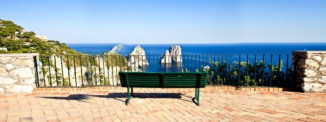 Trip Antarktis Feriendestination - Capri ist eine blühende Insel mit weißen Gebäuden, die einen schönen Kontrast zum tiefen Blau des Meeres bilden. Die durchschnittlichen Frühlings- und Herbsttemperaturen liegen bei etwa 14°-16°C, die besten Reisemonate sind April, Mai, Juni, September und Oktober. Auch in den Wintermonaten sorgt das milde Klima für Wohlbefinden und eine üppige Vegetation. Die beliebtesten Orte für Capri Ferien, locken mit besten Angebote für Hotels und Ferienunterkünfte mit Werbeaktionen, Rabatten, Sonderangebote für Capri Urlaub buchen.